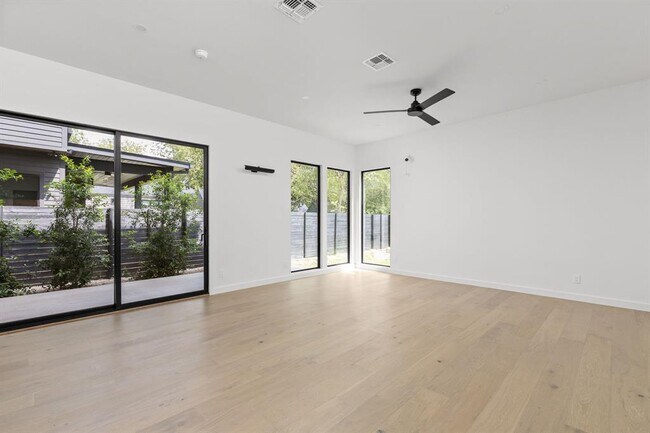 Building Photo - 912 1/2 E 50th St