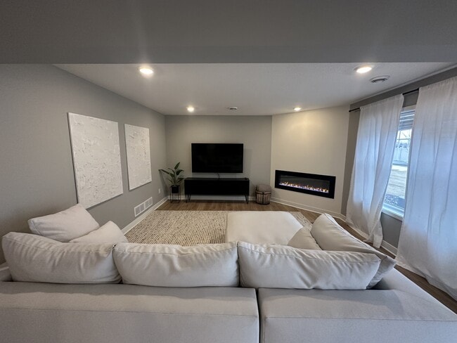 Building Photo - 2122 Ada Dr