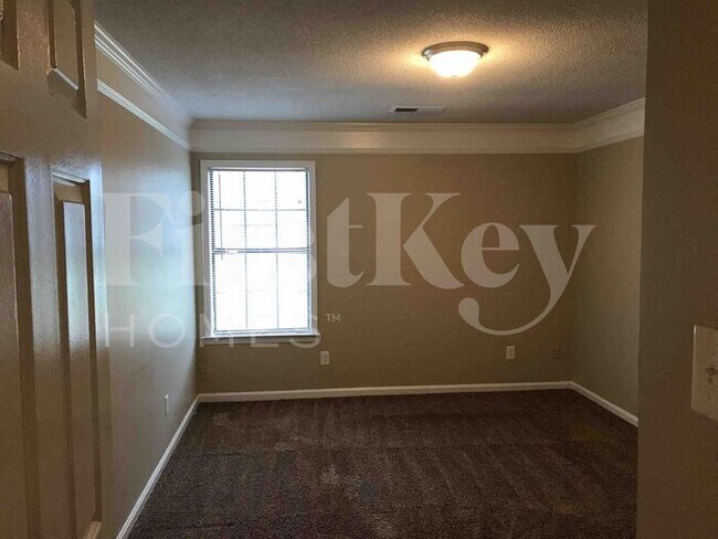 Building Photo - 6577 Cross Oak Dr