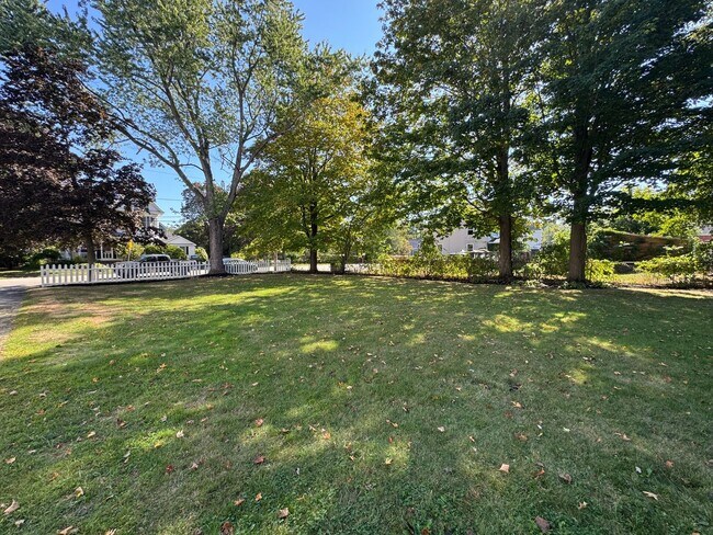 Building Photo - Spacious 4-Bedroom Townhouse with Garage &...