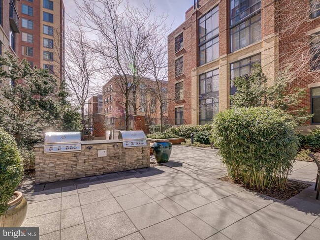 Building Photo - 520 John Carlyle St