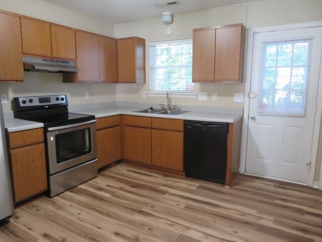 Building Photo - 2 BR 2 BA Duplex