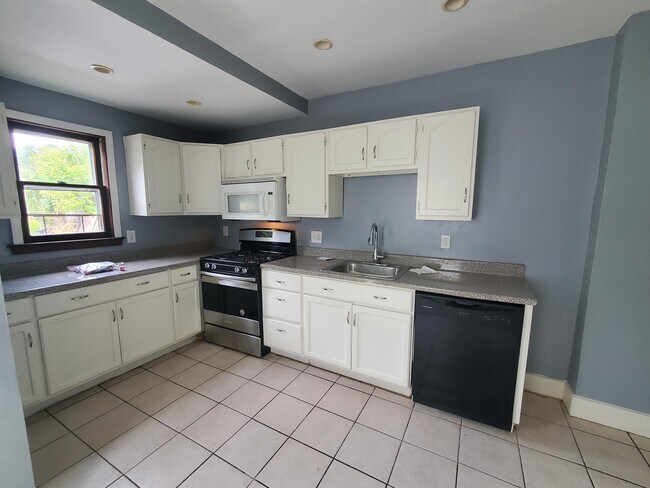 Building Photo - 420-422 Cedarwood Terrace