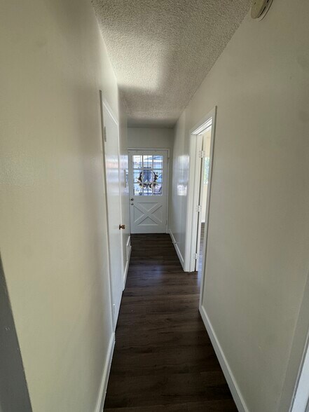 Building Photo - 833 W Walnut Ave