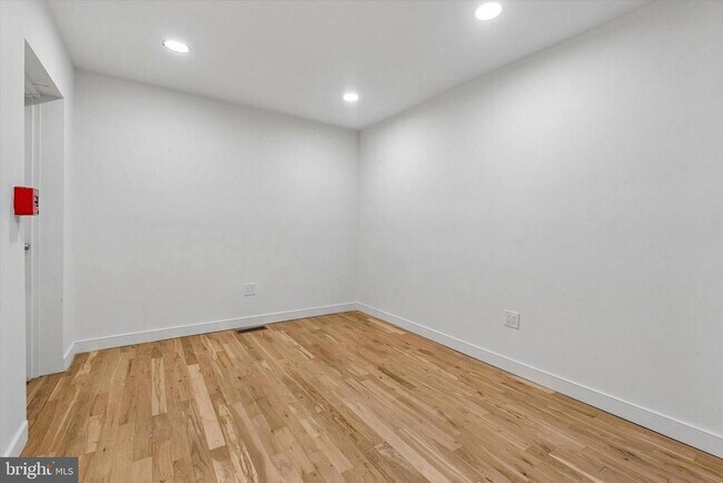 Building Photo - 530 S 15th St