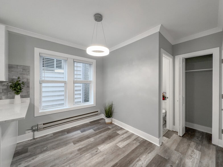 Building Photo - 2125 W Giddings St