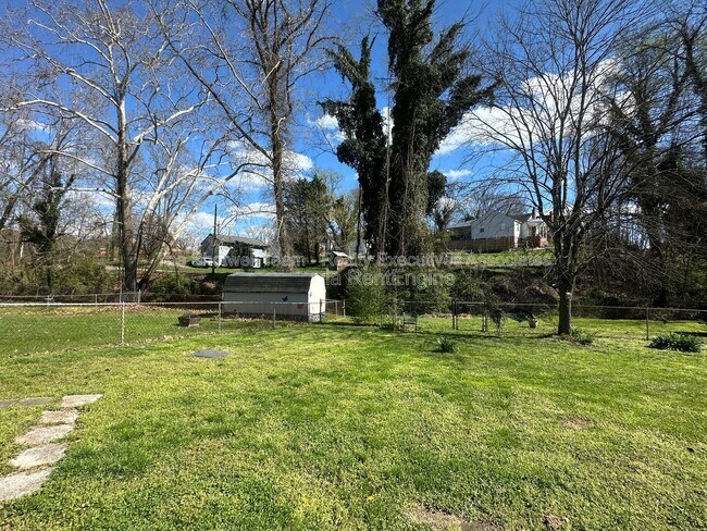 Building Photo - 1704 Lenland Ave