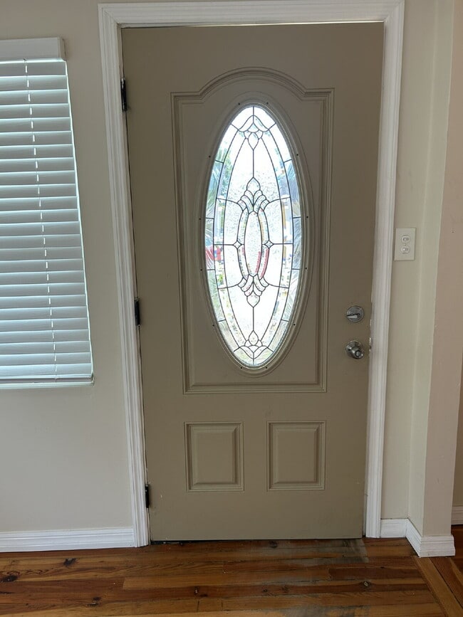 Building Photo - Fall in love with this beautifully maintained 3BR/2BA home!