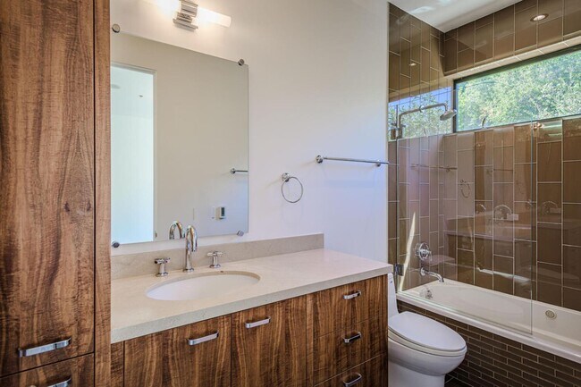 Building Photo - 2510 Skyfarm Dr