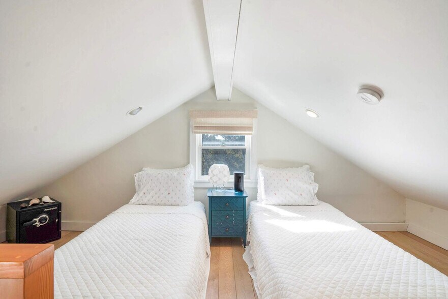 Building Photo - 125 Creek Rd