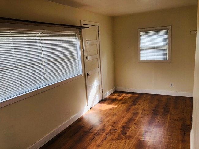 Building Photo - Freshly updated 3 bedroom 1 bath house off...