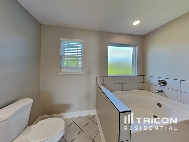 Building Photo - 1020 Berra Dr