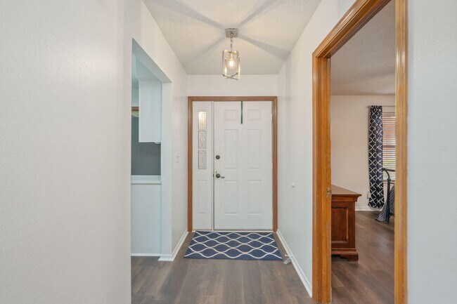 Building Photo - Enjoy resort-style amenities with this rental!