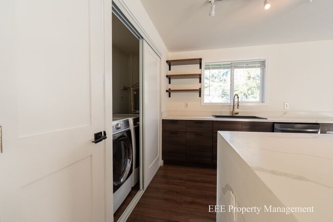 Building Photo - Cozy Redmond Rambler ready for move in NOW