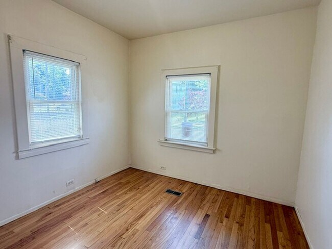 Building Photo - 4 Bedroom Single Family Home in West Haven