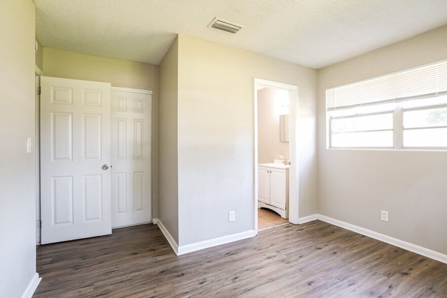 Building Photo - 7829 Dubois Dr