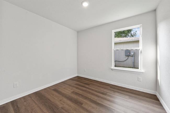 Building Photo - 2408 McKenzie Ave