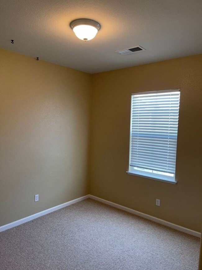 Building Photo - Mountain House 2 Bedroom 2 Bath Townhome