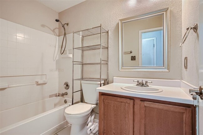 Building Photo - 221 Almquist St