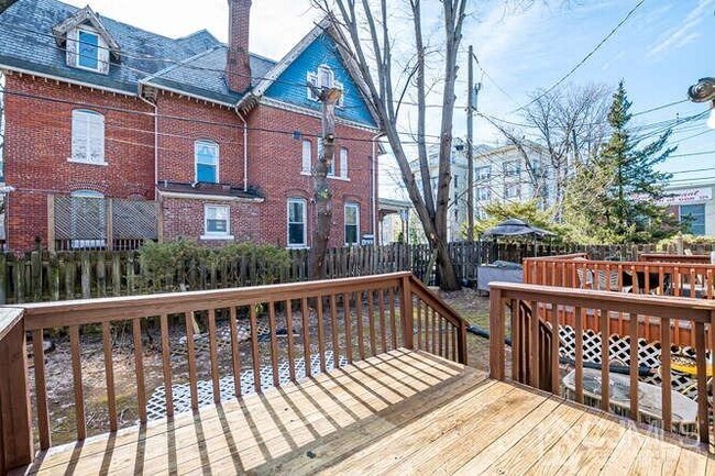 Building Photo - 216 E 7th St