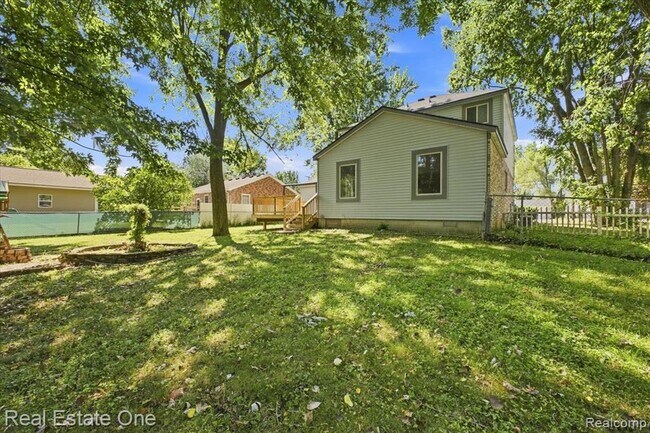 Building Photo - 2931 Wisconsin Rd