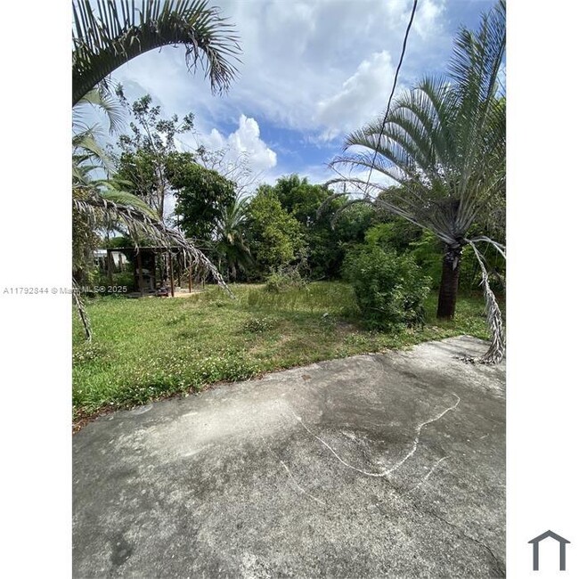 Building Photo - 437 NW 9th Ct