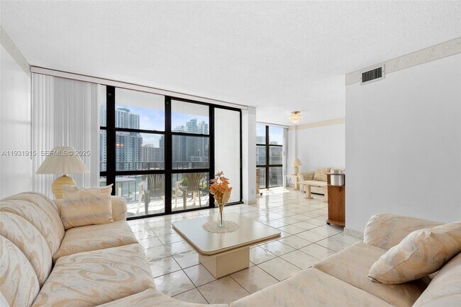 Building Photo - 1000 Parkview Dr