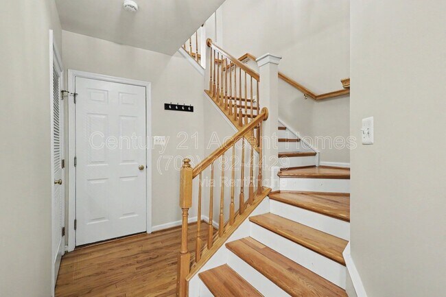 Building Photo - 968 Harrison Cir