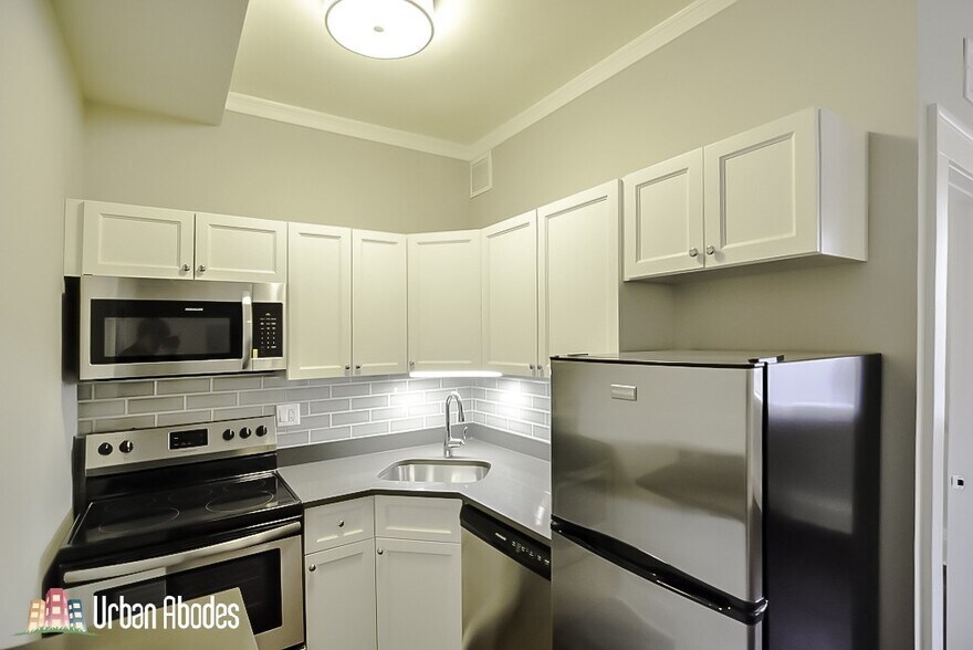 Building Photo - 816 W Lakeside Pl