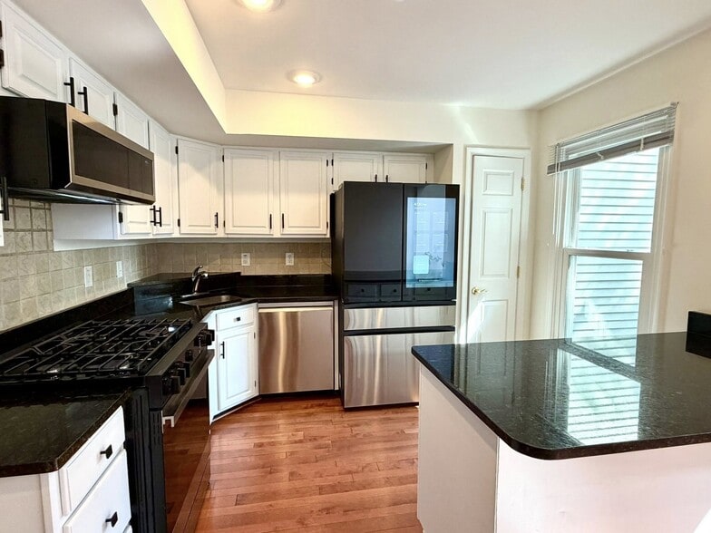 Building Photo - 21282 Hedgerow Ter