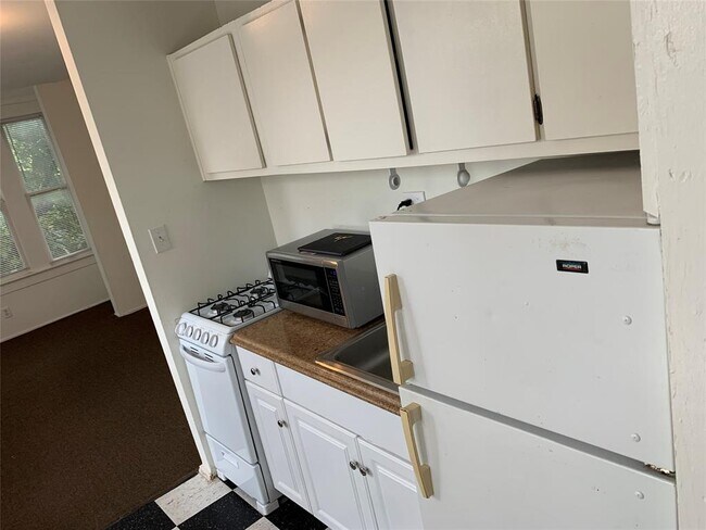 Building Photo - 318 Hyde Park Blvd