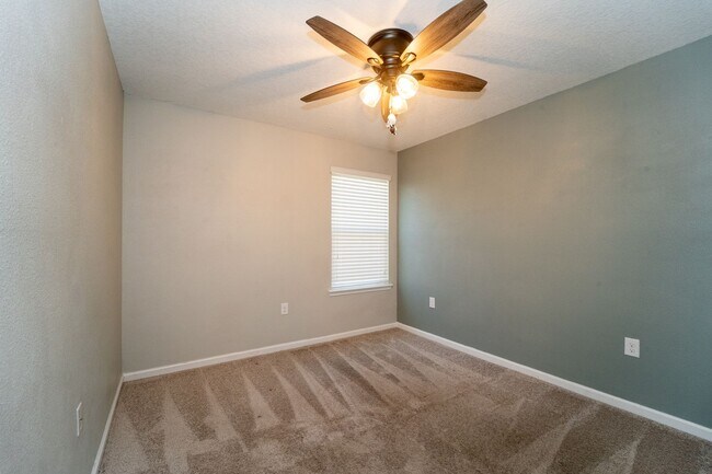 Building Photo - Castine Cove 3/2 Single Family Home