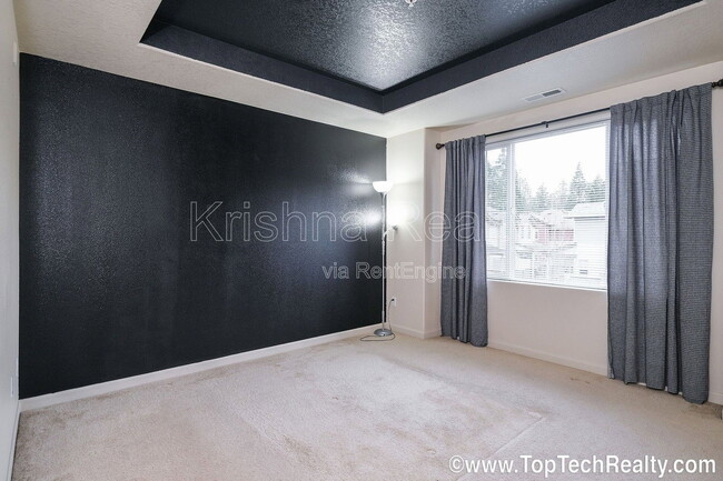 Building Photo - 477 NE Edgeway Drive
