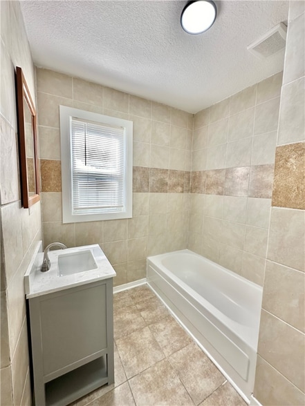 Building Photo - 2303 Maple St