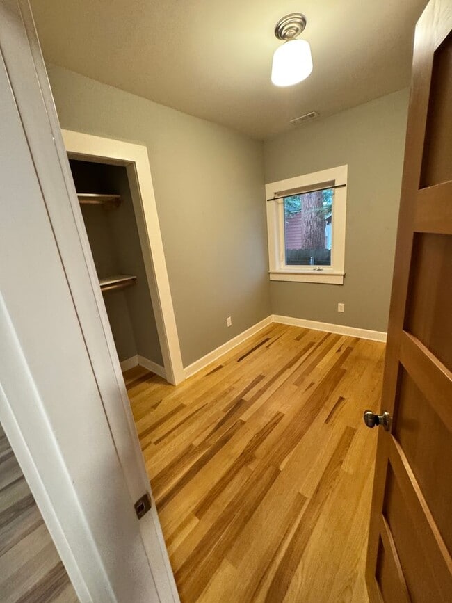 Building Photo - Eclectic Portland Home with Modern Touches...