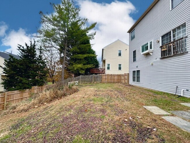 Building Photo - 5 Milestone Manor Ct