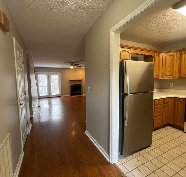 Building Photo - *MOVE IN SPECIAL! Large 3 bed/2.5 bath, 3-...