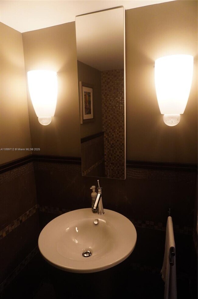 Building Photo - 808 Brickell Key Dr