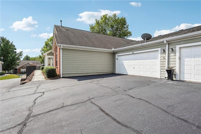 Building Photo - 3050 Orchard Ridge Cir