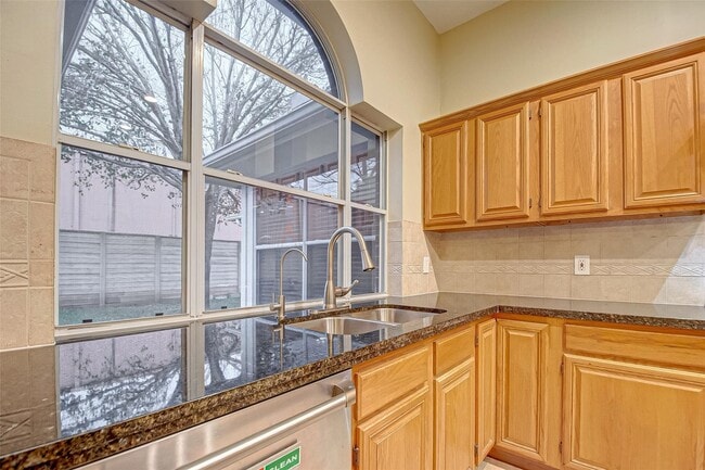 Building Photo - 4611 Summer Lakes