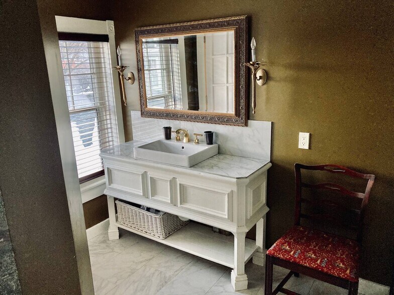 Bath - 603 S Bench St