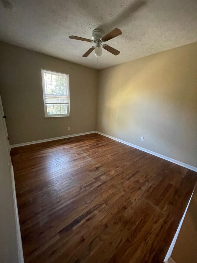 Building Photo - 3 bed, 2.5 bath, 2 car garage split foyer home in West Knoxville