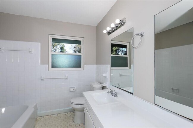 Building Photo - 5425 Skyview Dr SW