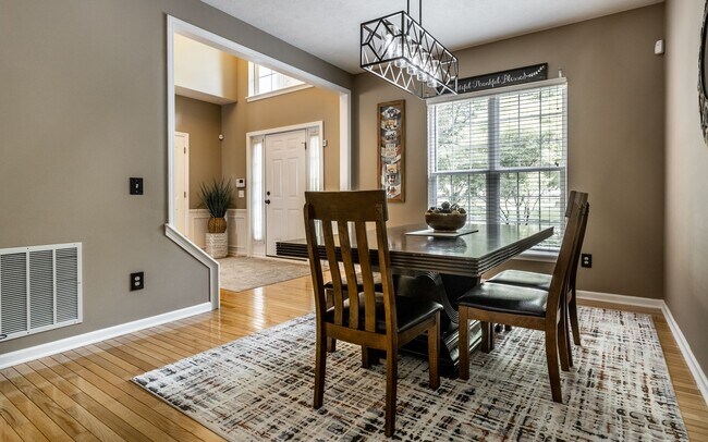 Building Photo - Spacious 5-Bed Home with In-Law Suite, Fin...