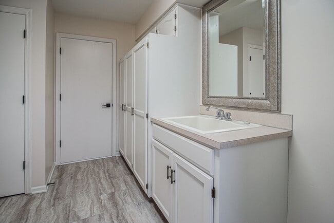 Building Photo - Stunning 4 Bedroom / 2.5 Bathroom Home | P...