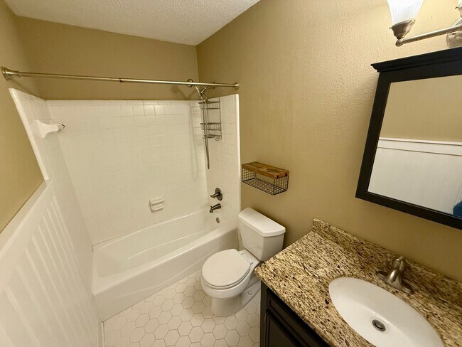 Building Photo - 4 Bedroom Brick Home in Alice Drive Area!