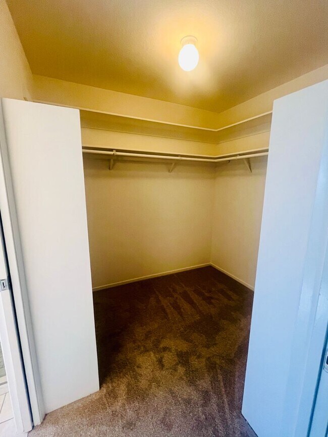 Building Photo - Extraordinary home with expansive yard on a flag lot in Mountain View.  Great Location and Schools.