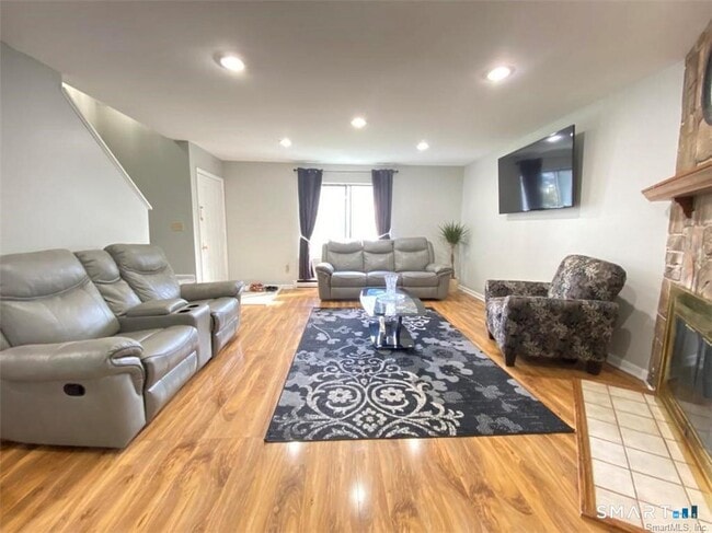 Building Photo - 19 Somers St