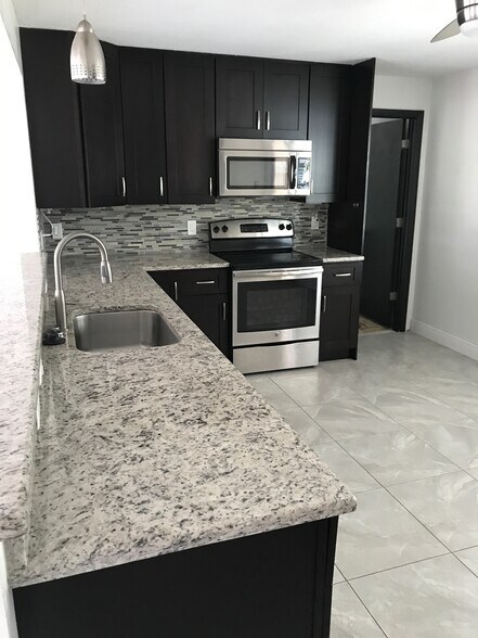 Building Photo - 1320 Milano Dr