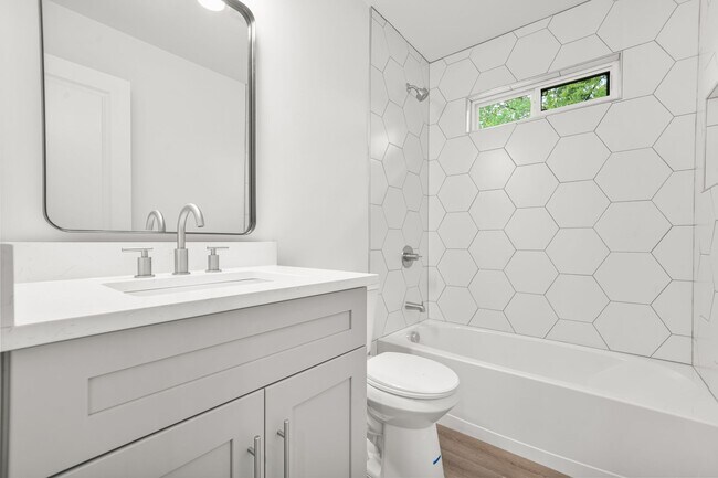 Building Photo - 1223 Oakland Dr SW